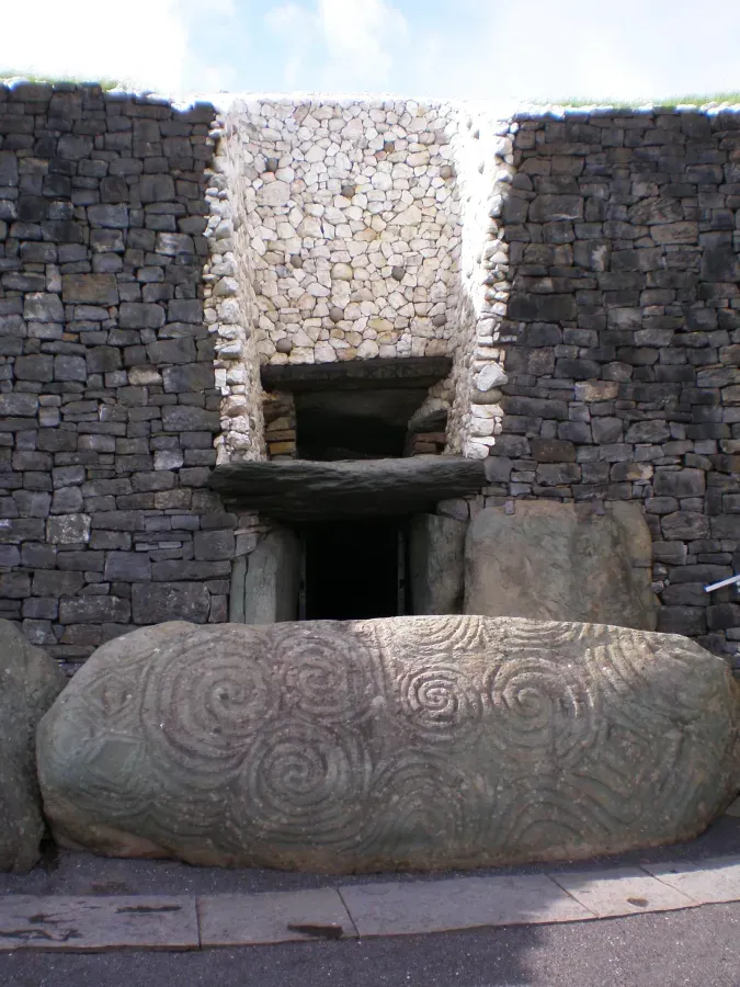 Triple espiral en la piedra de entrada de Newgrange, Irlanda, hacia 3200 a.C.