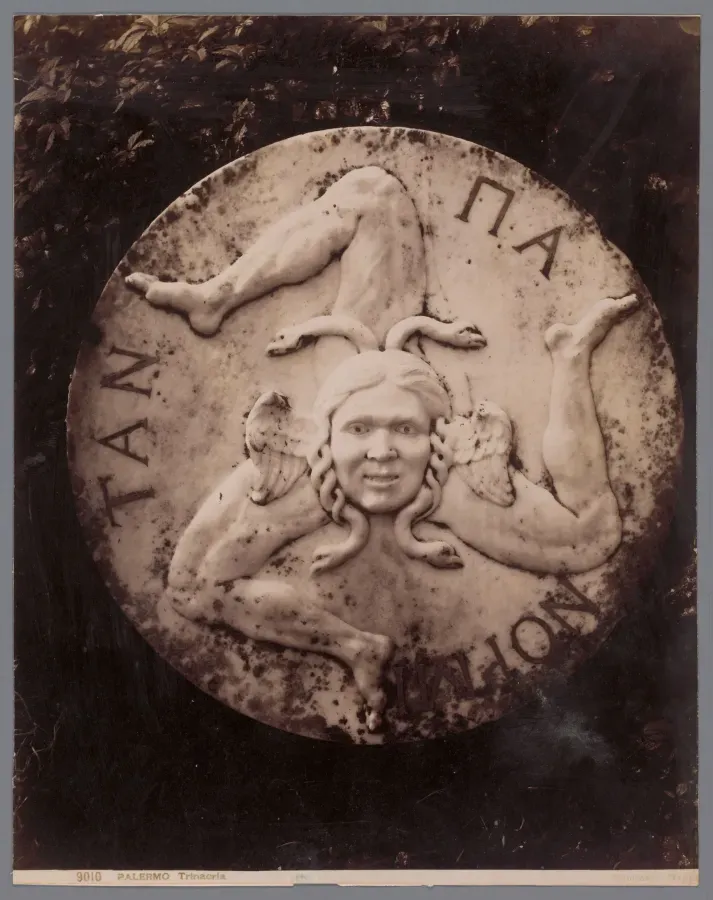 Trinacria de Palermo: cabeza de Medusa y tres piernas dobladas, fotografia historica