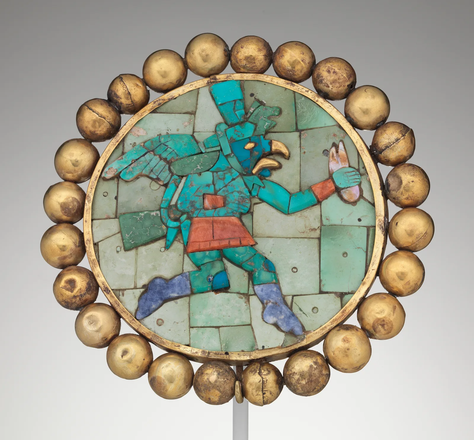 Ушное украшение с крылатым бегуном, культура мочика, 400-700 годы