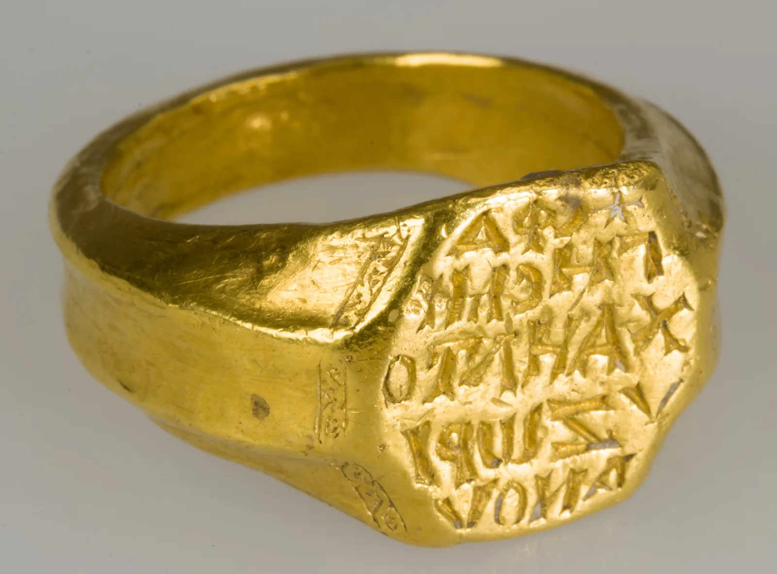 Византийская золотая печатка Михаила Зорианоса, около 1300 года