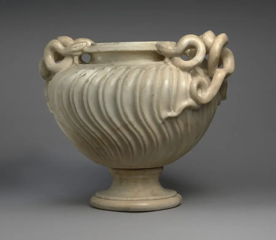 Vaso romano de marmol con asas de serpiente, siglo II d.C.