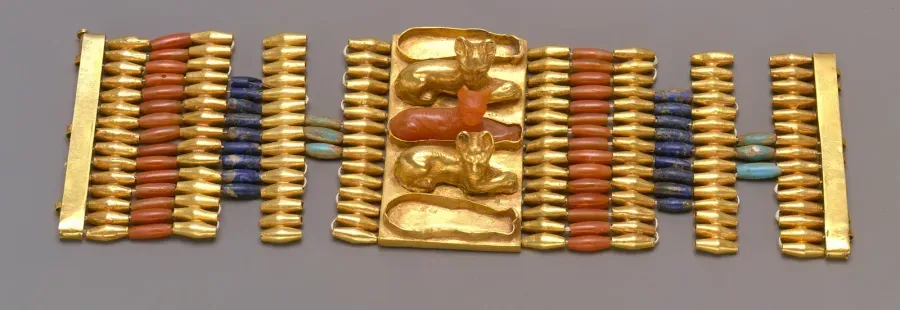Brazalete egipcio antiguo con pequeñas figuras de gatos, reinado de Tutmosis III, ca. 1479-1425 a. C.
