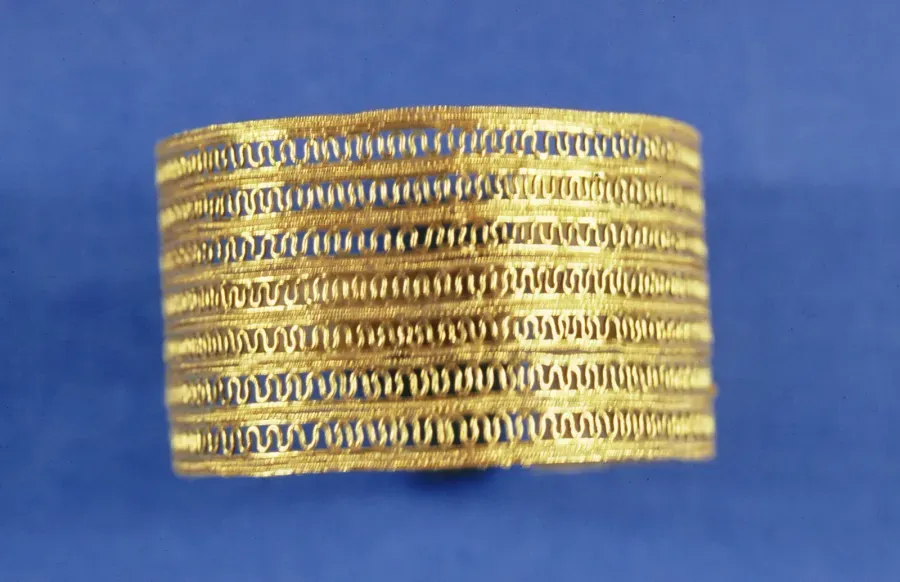 Brazalete etrusco de oro con filigrana calada y alambre torcido, siglo VII a. C.