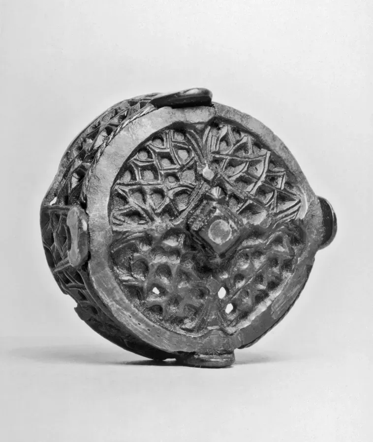 Broche vikingo en forma de caja con ornamento calado fundido, isla de Gotland