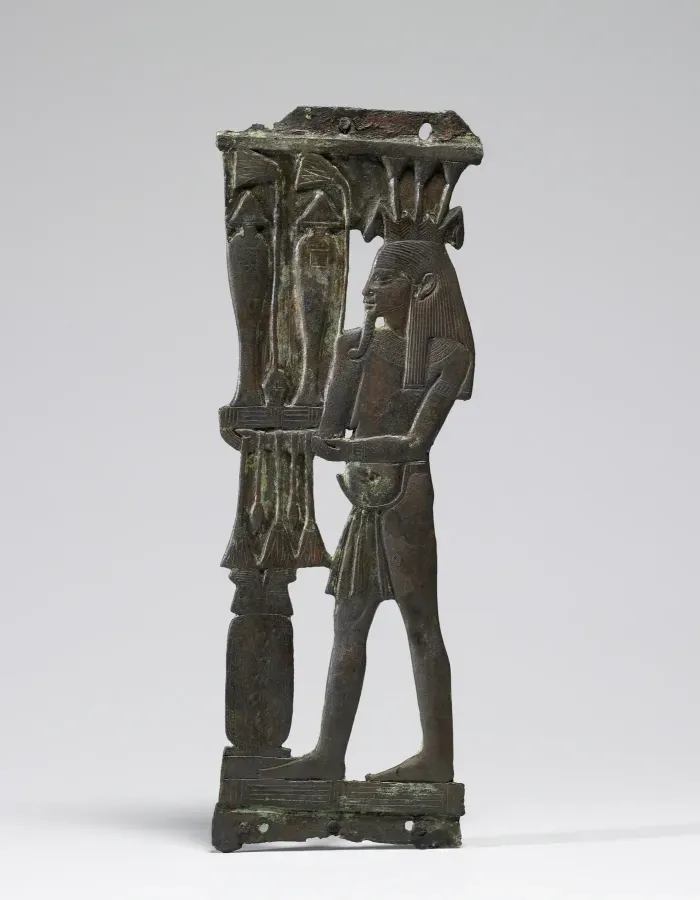Relieve egipcio antiguo del dios del Nilo Hapy con mesa de ofrendas, alrededor de 680 a. C.