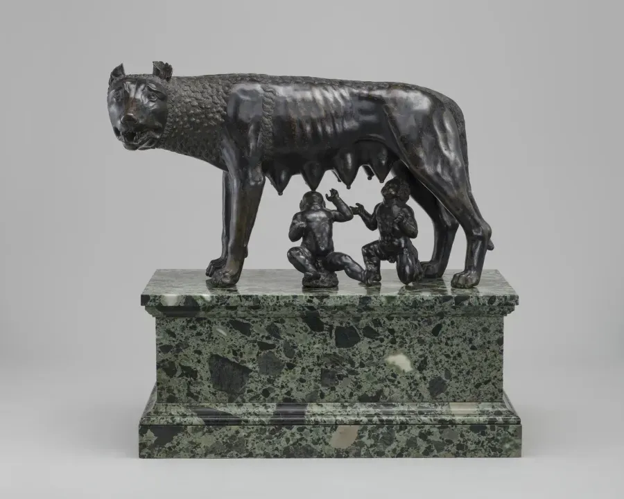 Estatuilla renacentista en bronce de la loba capitolina con Romulo y Remo, finales del siglo XV a principios del XVI