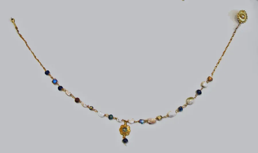 Collar romano de oro, perlas y vidrio, siglo I d. C.
