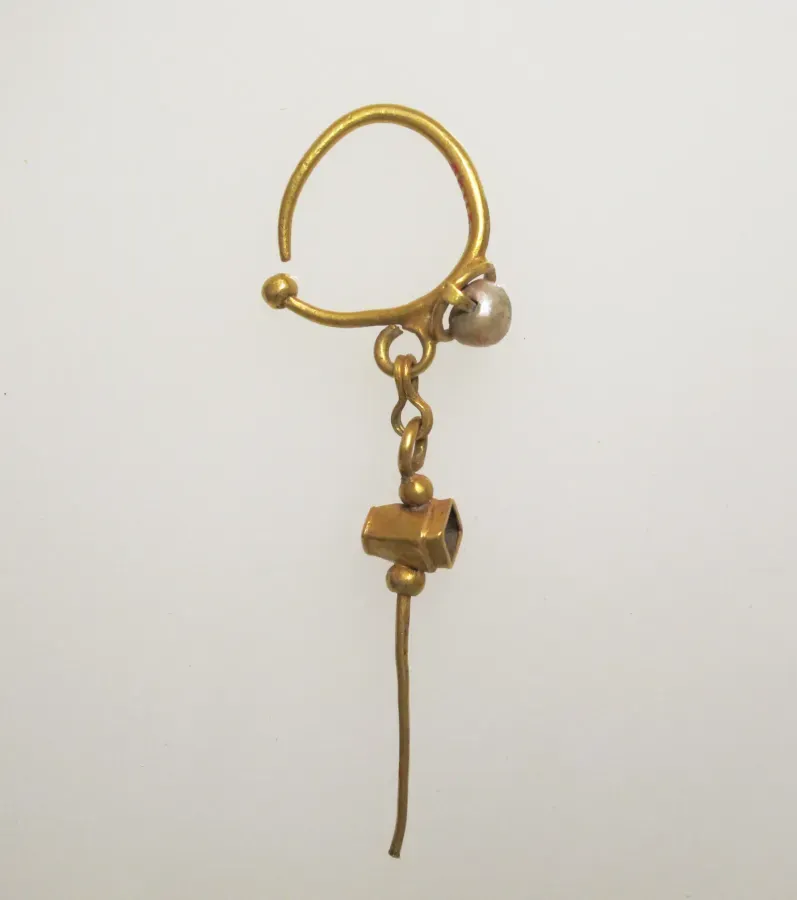 Pendiente romano de oro con colgante de perla, siglos I-II d. C.