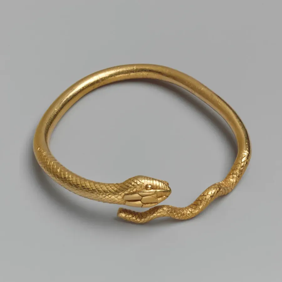 Brazalete de oro en forma de serpiente enroscada, Egipto ptolemaico griego, hacia 300 antes de Cristo