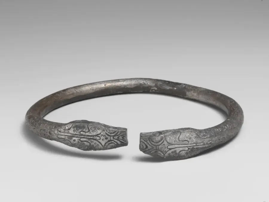 Par de brazaletes griegos de plata terminados en cabezas de serpiente, siglo sexto o quinto antes de Cristo