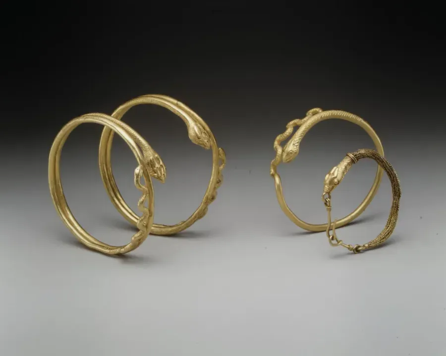 Brazalete de oro en forma de serpiente del siglo primero, enroscado varias veces en torno a la muñeca, Egipto grecorromano